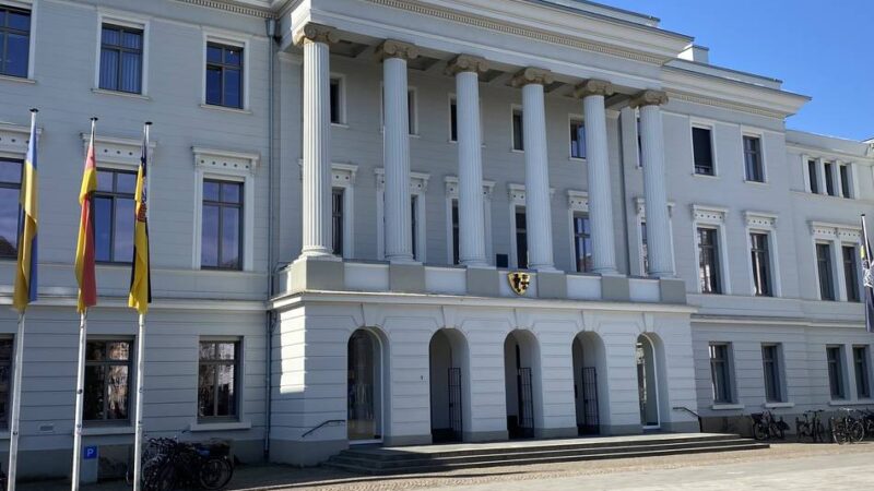 Sparmaßnahmen in Krefeld: Gewerkschaft warnt vor Personalabbau bei der Stadt