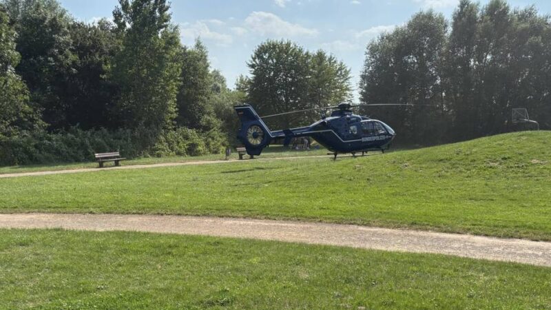 Rettungseinsatz mit Hubschrauber in Neuss: Kind verbrüht sich an Wasser aus Gartenschlauch