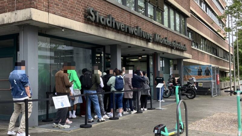 Lange Schlangen in Mönchengladbach: „Ich warte seit zehn Monaten darauf, dass mein Wohngeld bewilligt wird“