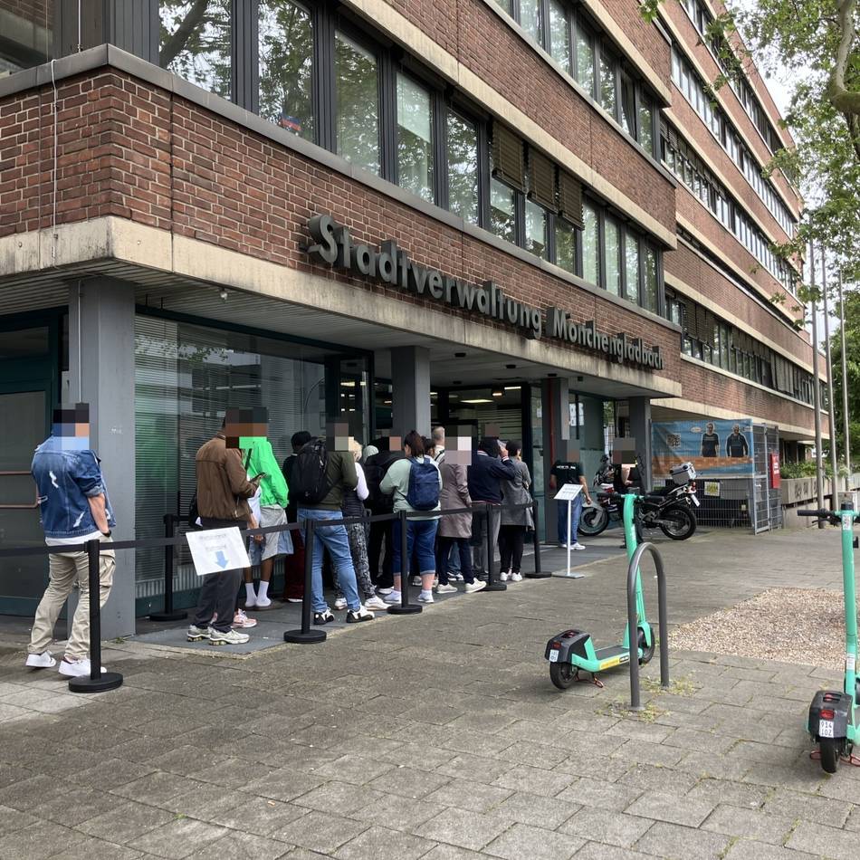 Lange Schlangen in Mönchengladbach: „Ich warte seit zehn Monaten darauf, dass mein Wohngeld bewilligt wird“