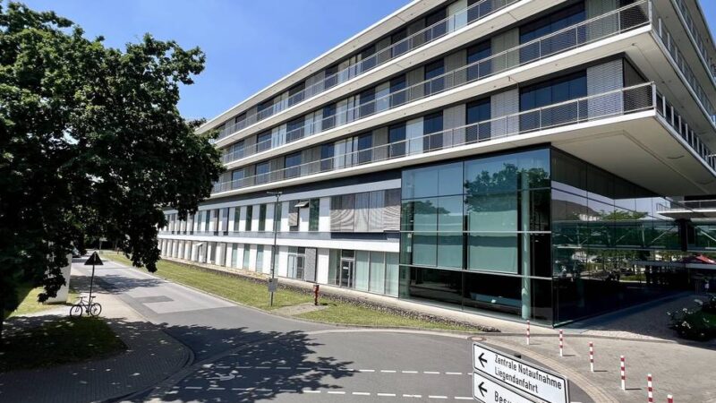 Hitze in der Uni-Klinik Düsseldorf : 38 Grad auf der Etage der Herzstation – „die Pflegekräfte tun mir fast noch mehr leid“