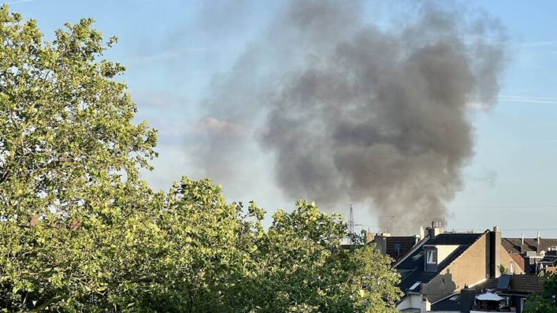Einsatz in Düsseldorf: Brand auf Firmengelände in Flingern – Rauchwolke zu sehen