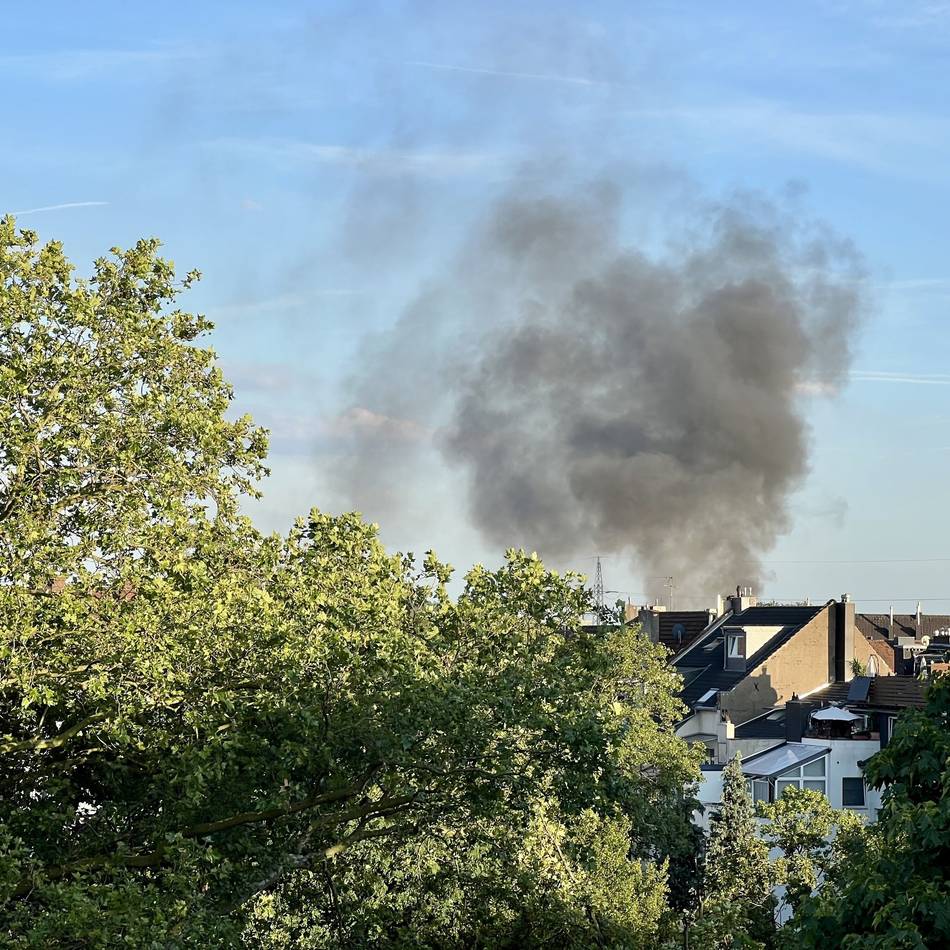 Einsatz in Düsseldorf: Brand auf Firmengelände in Flingern – Rauchwolke zu sehen