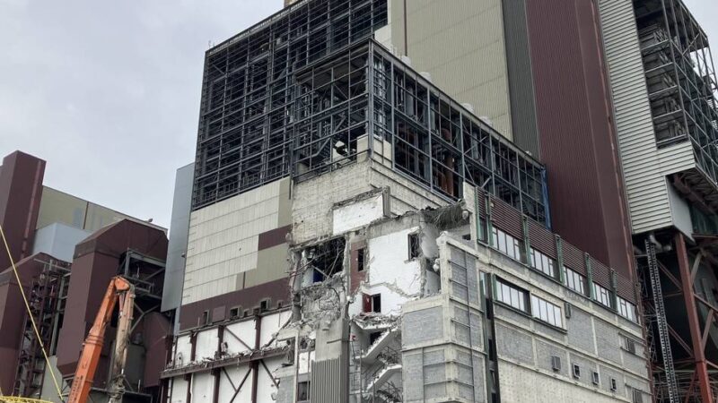 Kraftwerk Voerde: Schornstein auf 125 Meter gekürzt – Frankfurter Straße bald wieder frei