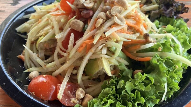 Am Rhein in Düsseldorf: Papaya-Salat, Mango mit Reis und lila Milch – das ist das Thai-Street-Food-Festival