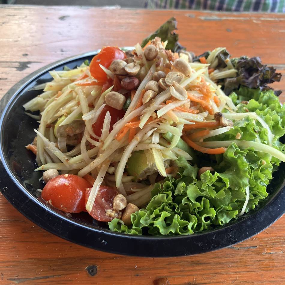 Am Rhein in Düsseldorf: Papaya-Salat, Mango mit Reis und lila Milch – das ist das Thai-Street-Food-Festival