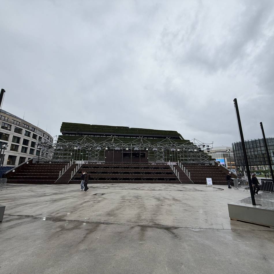 „Die un­end­liche Geschichte“: Vorstellung am Düsseldorfer Schauspielhaus wegen Sturms abgebrochen
