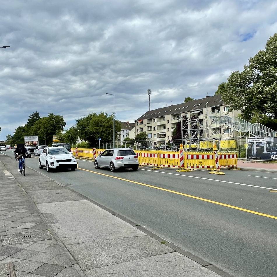 Bauarbeiten in Mönchengladbach: Erster Teil der Behelfsbrücke über Theodor-Heuss-Straße steht
