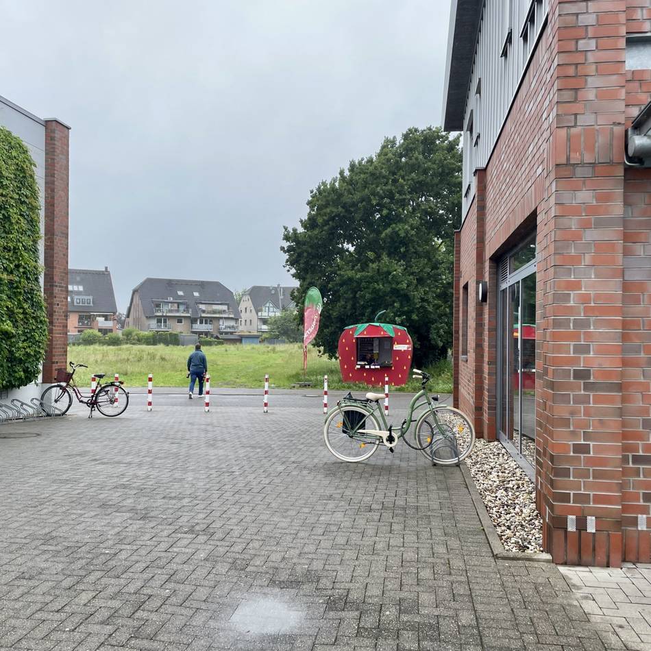 Verkauf in Korschenbroich: Weshalb die rote Erdbeere nicht mehr vor dem Edeka steht