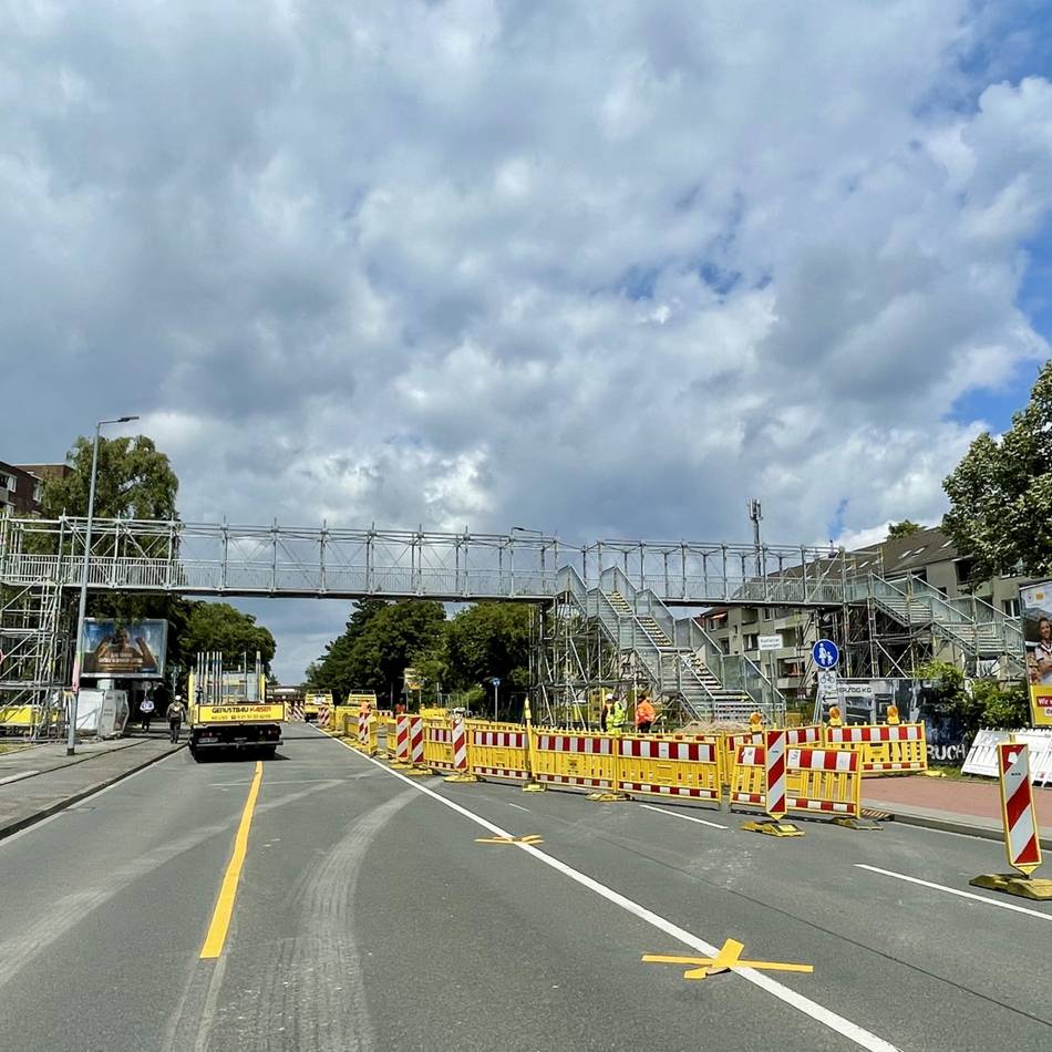 Verkehr in Mönchengladbach: Behelfsbrücke steht, Theodor-Heuss-Straße soll früher wieder offen sein
