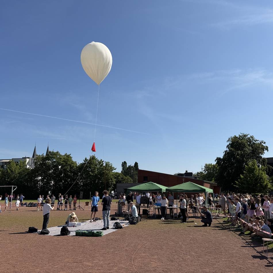 Experiment des Xantener Gymnasiums: Schüler schicken Schokokuss und Hefe in die Stratosphäre
