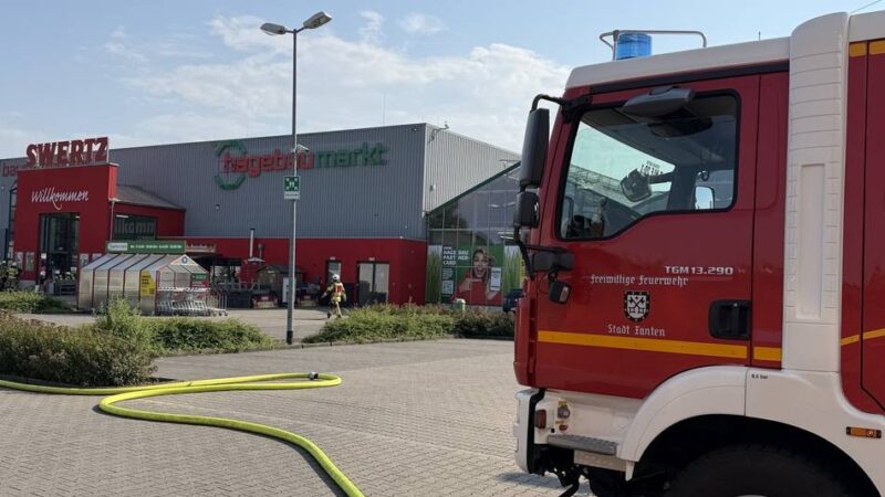 Kabelbrand auf dem Dach: Groß-Einsatz für Feuerwehr an Baumarkt in Xanten