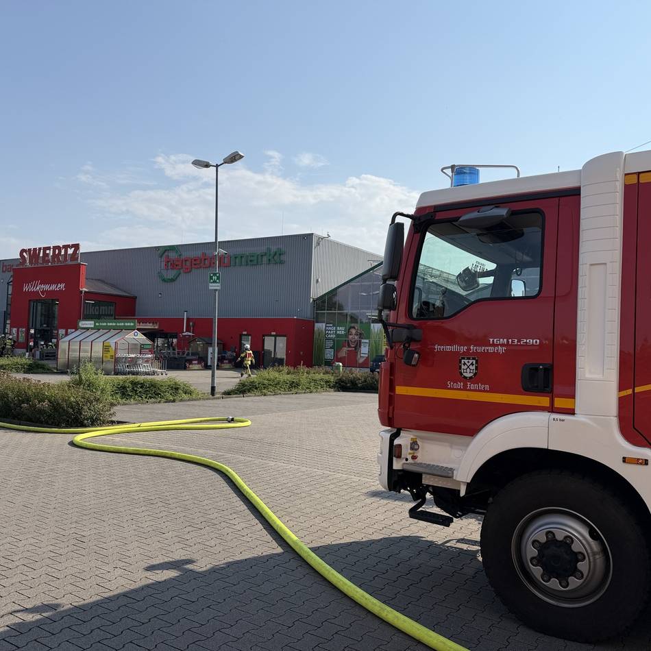 Kabelbrand auf dem Dach: Groß-Einsatz für Feuerwehr an Baumarkt in Xanten