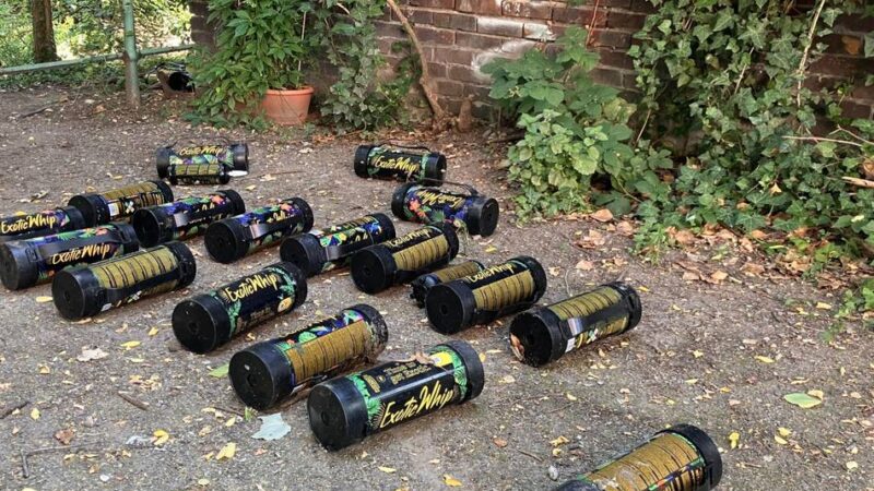 Am Ufer der Düssel: Dutzende Lachgas-Kartuschen in Düsseldorf-Bilk gefunden