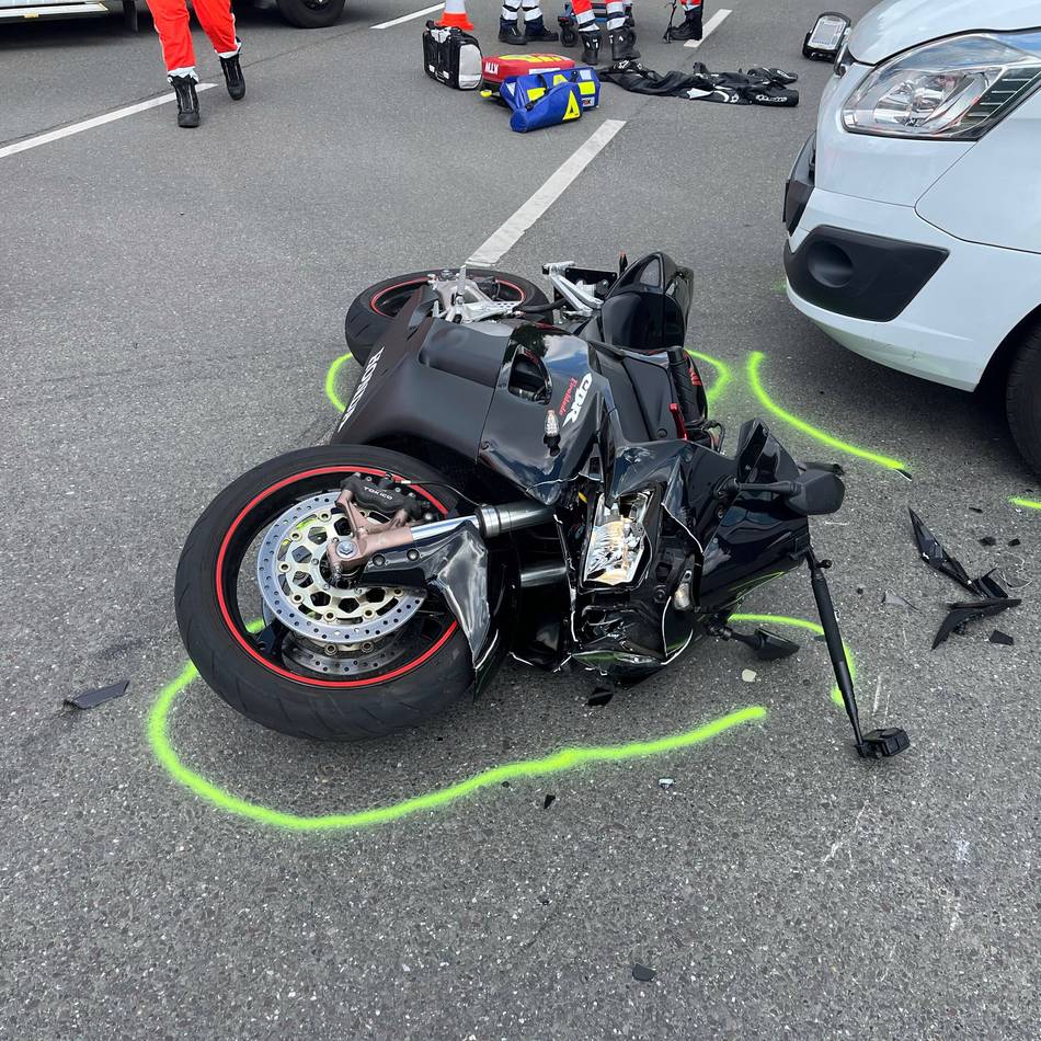 Unfall in Radevormwald: Motorradfahrer (32) wird bei Sturz schwer verletzt
