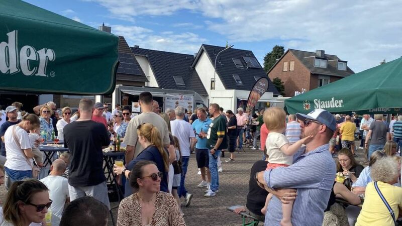 Feiern in Korschenbroich: Plauderei und Genuss unterm Sommerhimmel