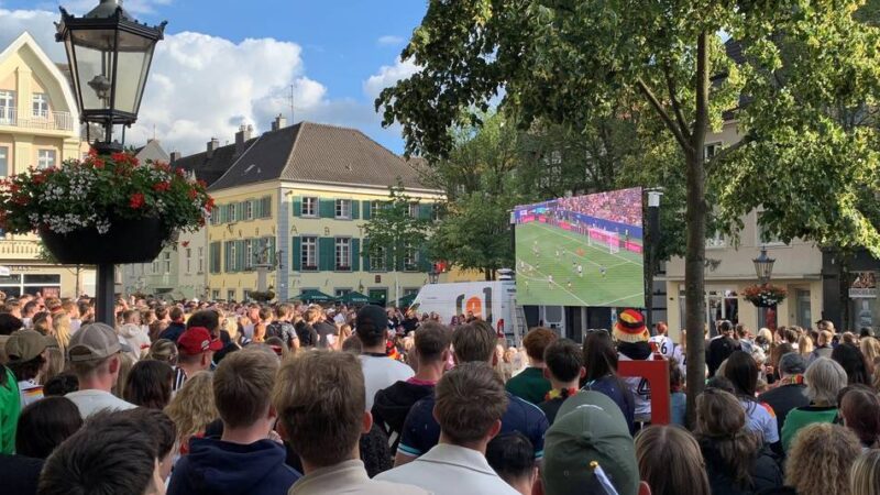 WM in Ratingen: Treue Fans strömen in Scharen auf den Markt