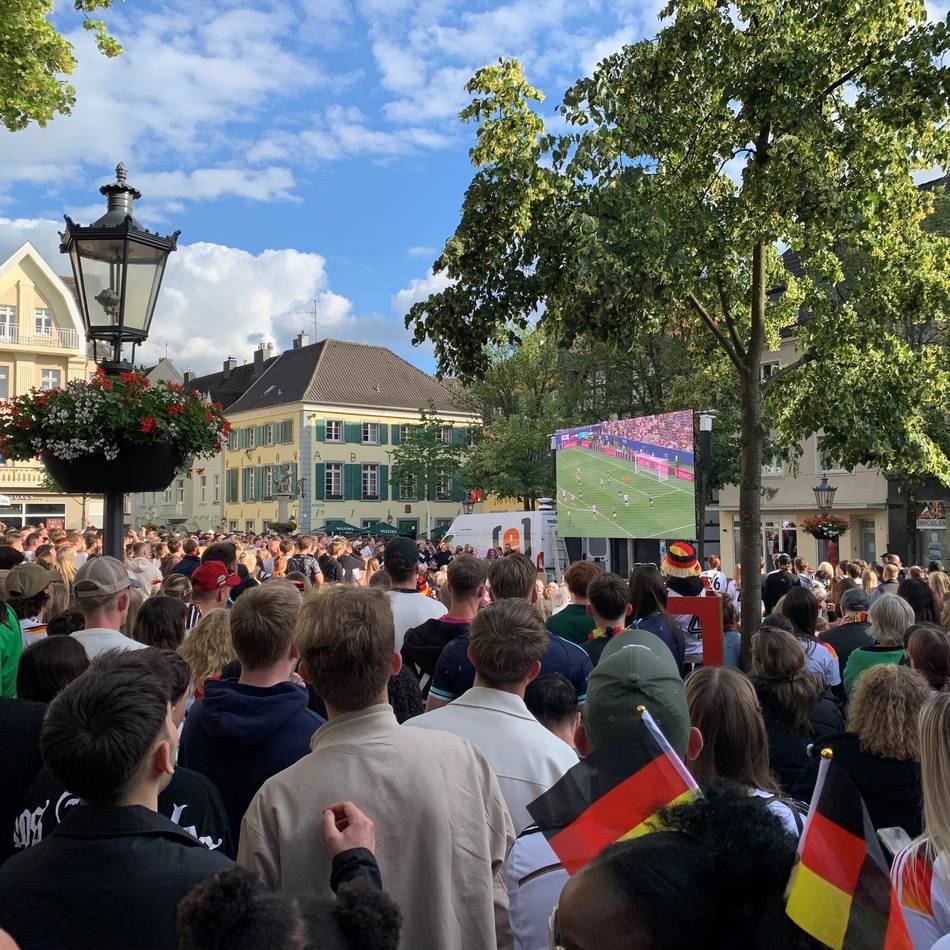 WM in Ratingen: Treue Fans strömen in Scharen auf den Markt