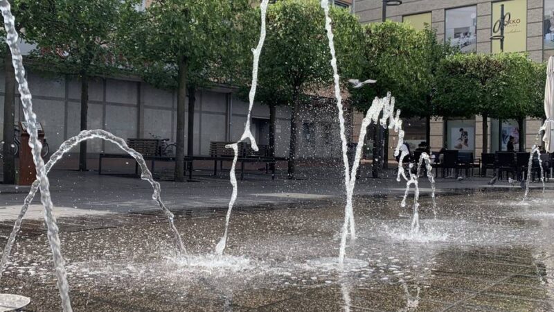 Dinslakener Innenstadt: Wasserspiel auf dem Neutorplatz läuft jetzt im Handbetrieb