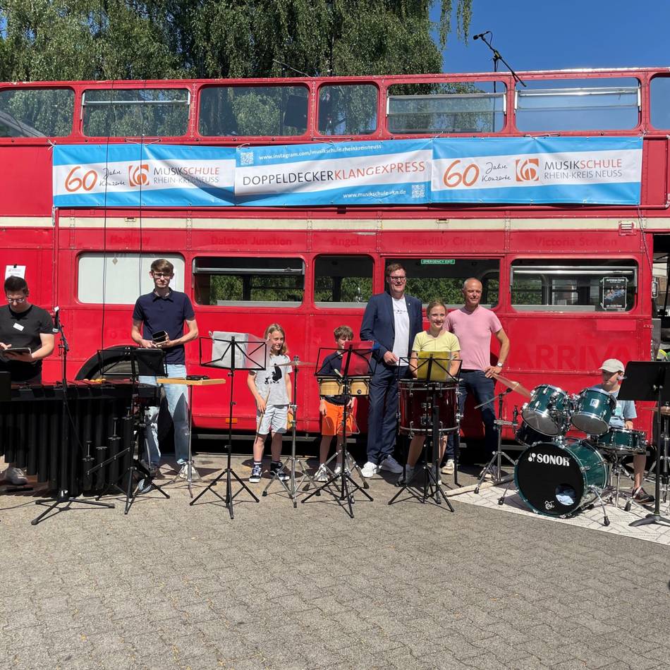 Kreis-Musikschule mit Doppeldeckerbus auf Tour: „Musik bringt Menschen zusammen und schafft Gemeinschaft“