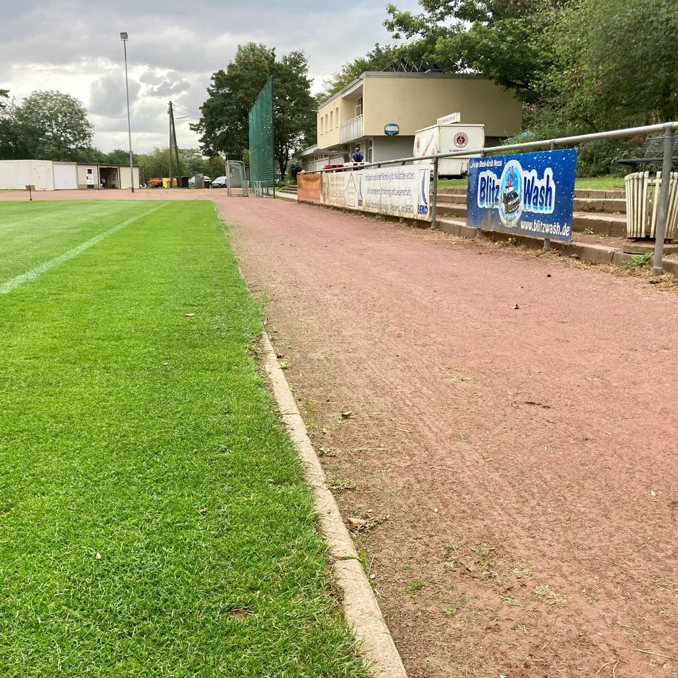 Kunstrasenplatz für Grimlinghausen: Neuss investiert 1,5 Millionen in marode Sportanlage