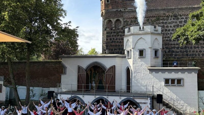 Märchenspiele Zons: Premiere auf der Freilichtbühne mit „Schneeweißchen und Rosenrot“