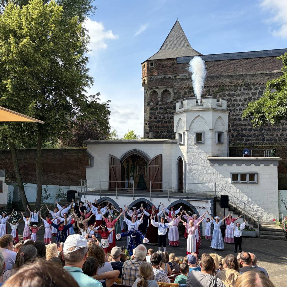 Märchenspiele Zons: Premiere auf der Freilichtbühne mit „Schneeweißchen und Rosenrot“