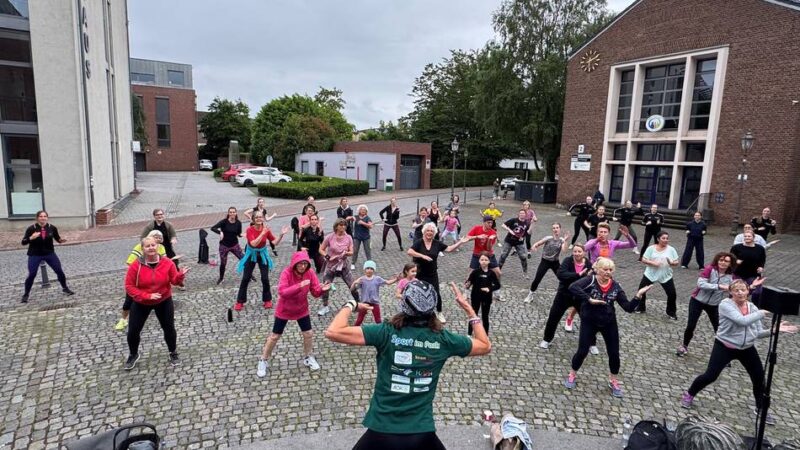 „Sport im Park“: Zumba-Einlage in der Erkelenzer Innenstadt