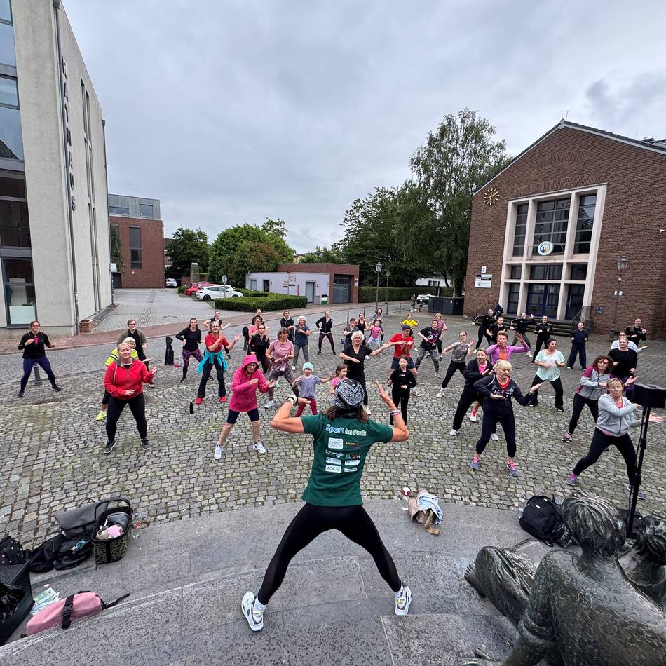„Sport im Park“: Zumba-Einlage in der Erkelenzer Innenstadt