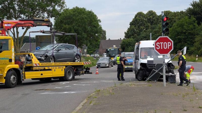 Straßen gesperrt: Zwei Menschen bei Unfällen in Kempen verletzt