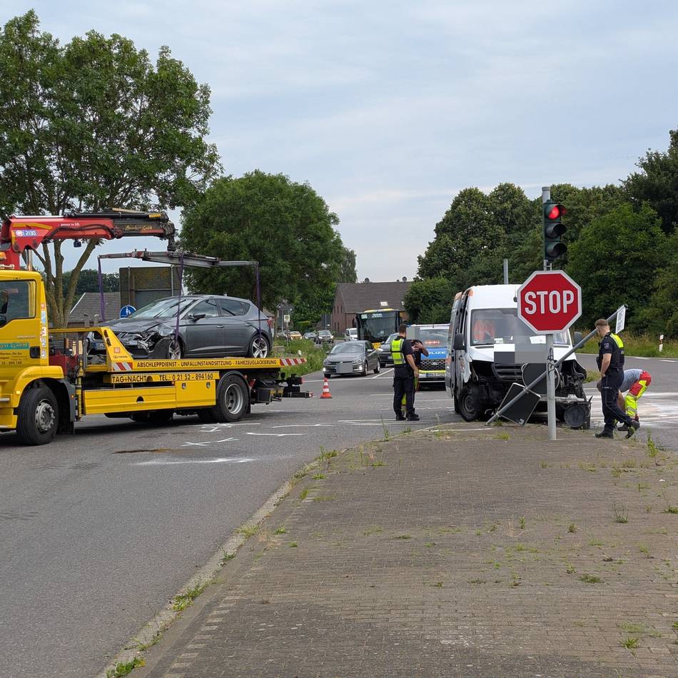 Straßen gesperrt: Zwei Menschen bei Unfällen in Kempen verletzt