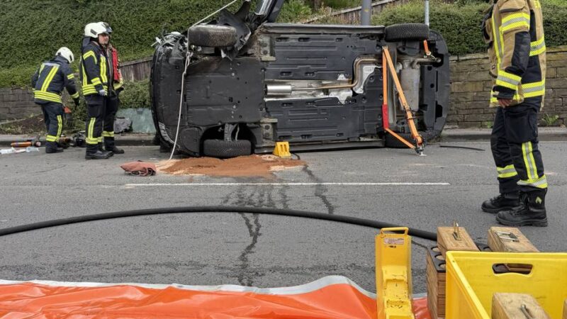 Am Samstagmorgen in Mettmann: Pkw kollidiert mit Laterne und Mauer – Fahrer schwer verletzt