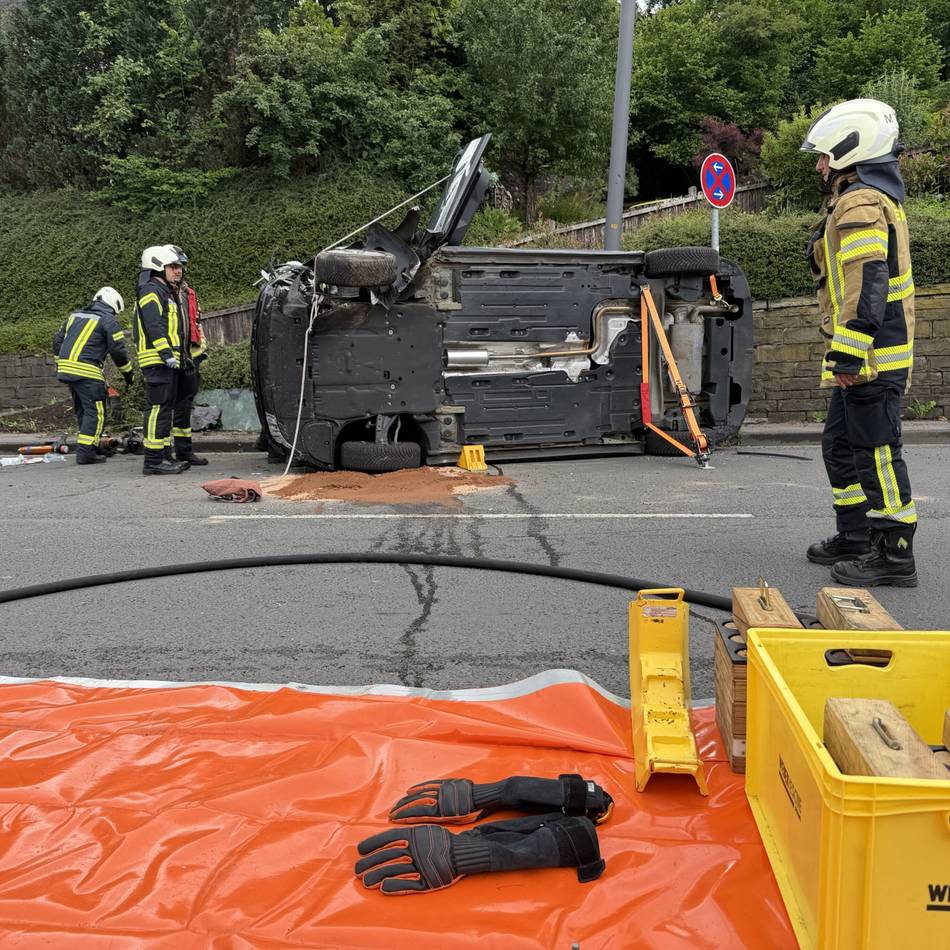 Am Samstagmorgen in Mettmann: Pkw kollidiert mit Laterne und Mauer – Fahrer schwer verletzt
