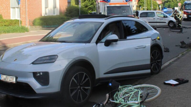Unfall auf der Neusser Furth: Porsche schleudert nach Kollision auf Radweg – Mädchen schwer verletzt