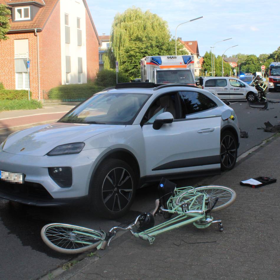 Unfall auf der Neusser Furth: Porsche schleudert nach Kollision auf Radweg – Mädchen schwer verletzt