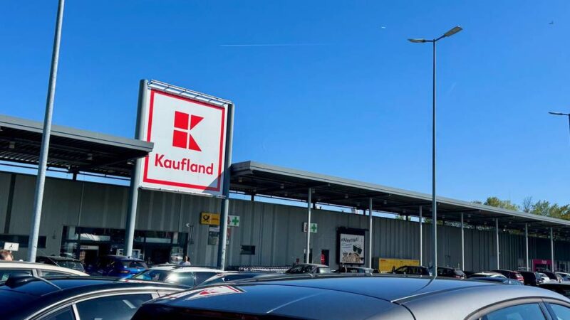 Autoscheibe auf Parkplatz eingeschlagen: Neusser Polizei rettet Hund vor dem Hitzetod