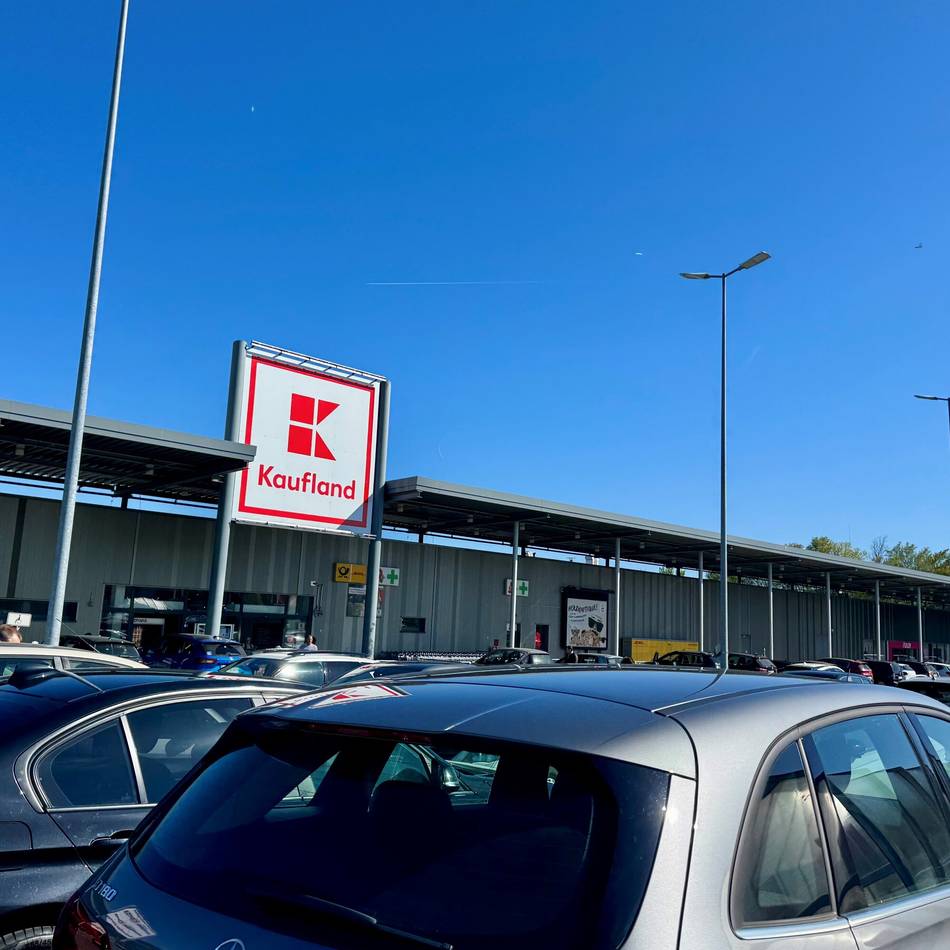 Autoscheibe auf Parkplatz eingeschlagen: Neusser Polizei rettet Hund vor dem Hitzetod