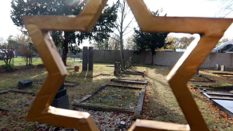 Erinnerungskultur in Leverkusen: Bergischer Geschichtsverein führt über jüdischen Friedhof