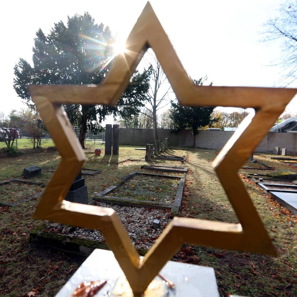 Erinnerungskultur in Leverkusen: Bergischer Geschichtsverein führt über jüdischen Friedhof