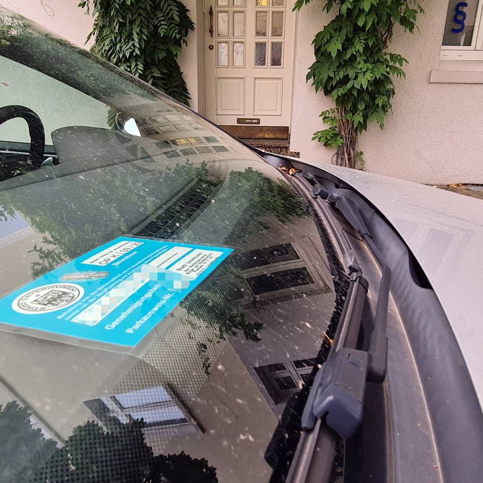 Stadt Leverkusen verlangt derzeit 90 Euro: Bürgerantrag: Bewohnerparkausweise sollen 250 Euro kosten