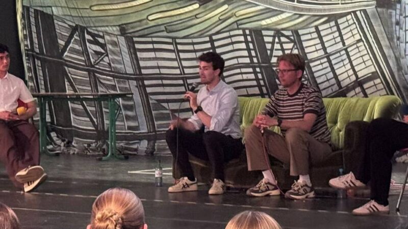Politiker diskutieren mit Schülern: „Nicht das Ziel, euch in den Krieg zu schicken“ – Debatte im Leibniz-Gymnasium