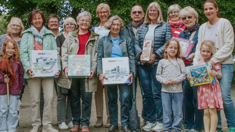 Team des Café Miteinander: Ehrenamtliche spenden Spielzeug für OGS-Kinder in Orsoy