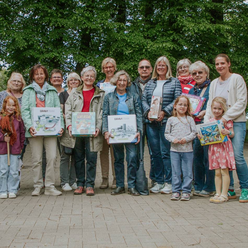Team des Café Miteinander: Ehrenamtliche spenden Spielzeug für OGS-Kinder in Orsoy