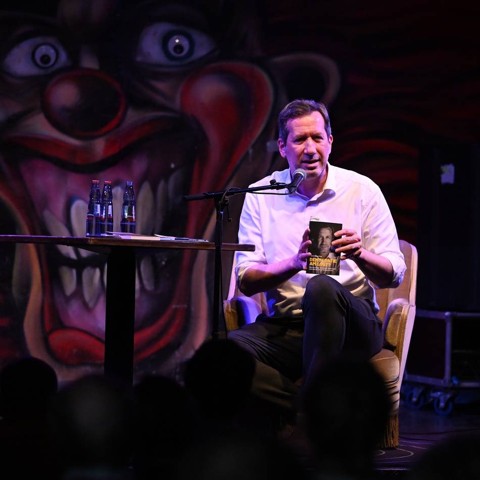 AJZ Bahndamm in Wermelskirchen: Gut besuchter Leseabend mit Marc Raschke
