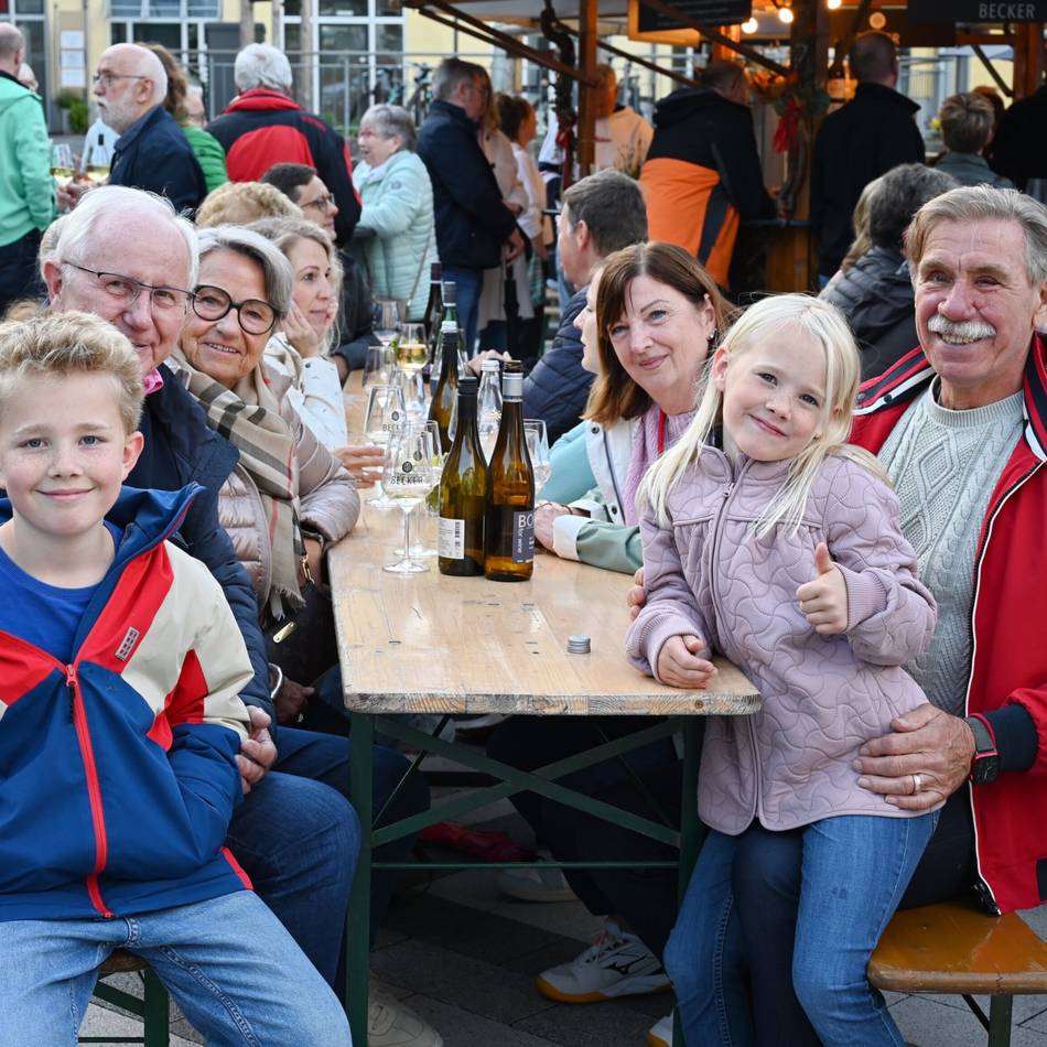 Hückeswagener Weinfest: Bahnhofsplatz besteht die Premiere