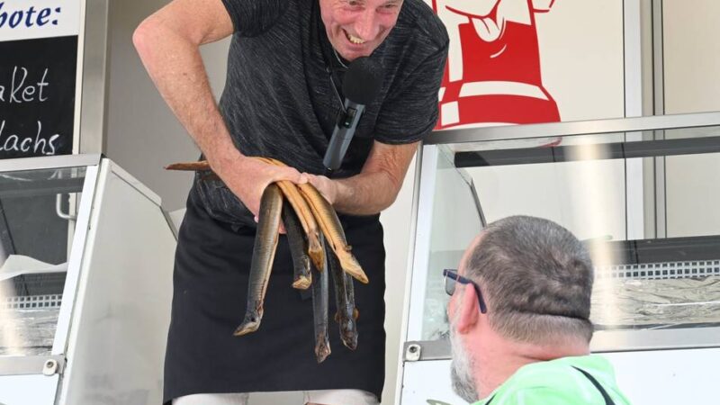„Hamburger Fischmarkt“ in Wermelskirchen: Mäßige Resonanz – Marktschreier kämpften mit der Hitze