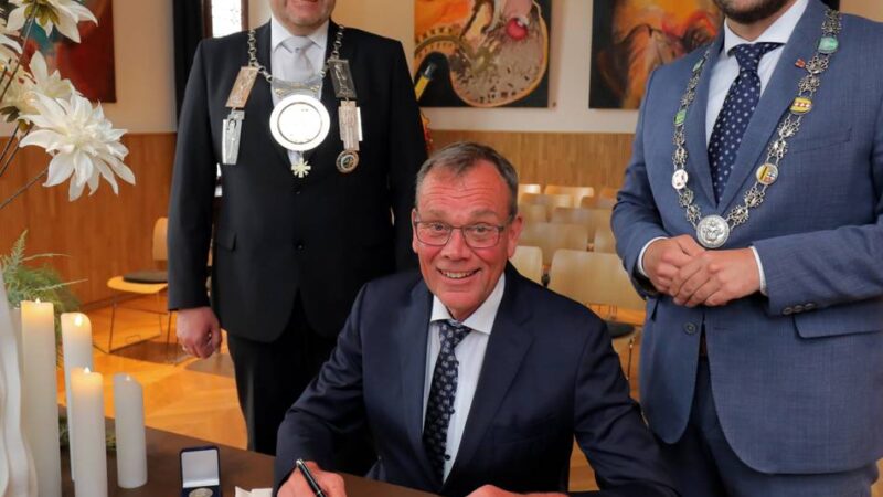 Ehrenamt in Rheinberg: Arnold Hendricks trägt sich ins Goldene Buch ein
