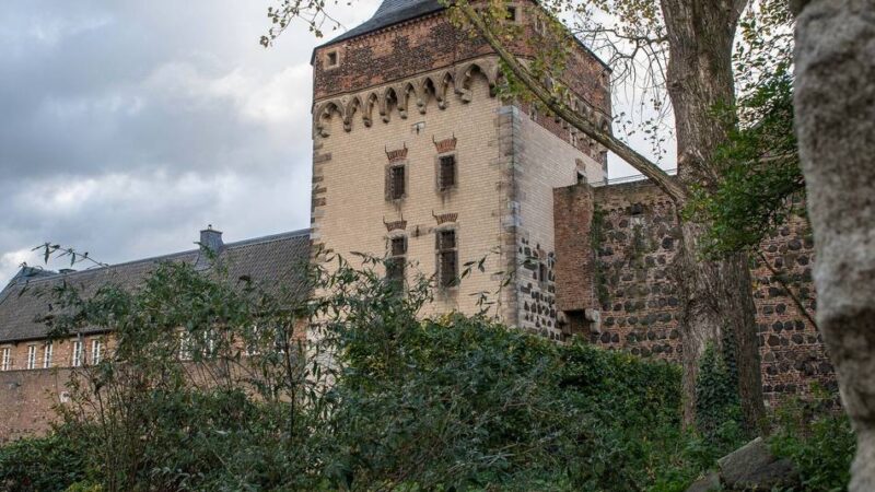 Burg Friedestrom: Führung in Zons – einen Blick in den sonst verschlossenen Torturm werfen