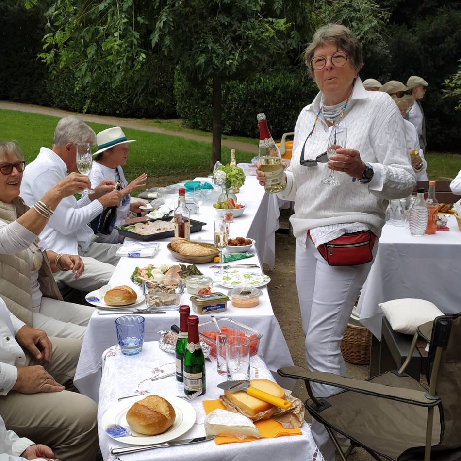 Frauentreff in Dabringhausen: „Picknick in Weiß“ findet im Dorfpark statt
