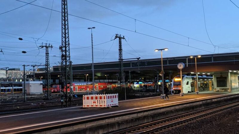 Reparaturarbeiten laufen: Bahnstörung beeinträchtigt Strecke zwischen Düsseldorf und Duisburg – Flughafen betroffen